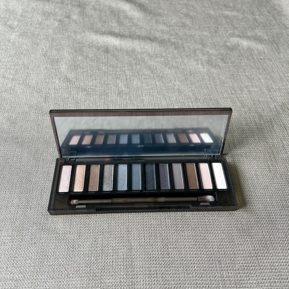 Urban Decay Naked Smoky Palette - Picture 2 of 5